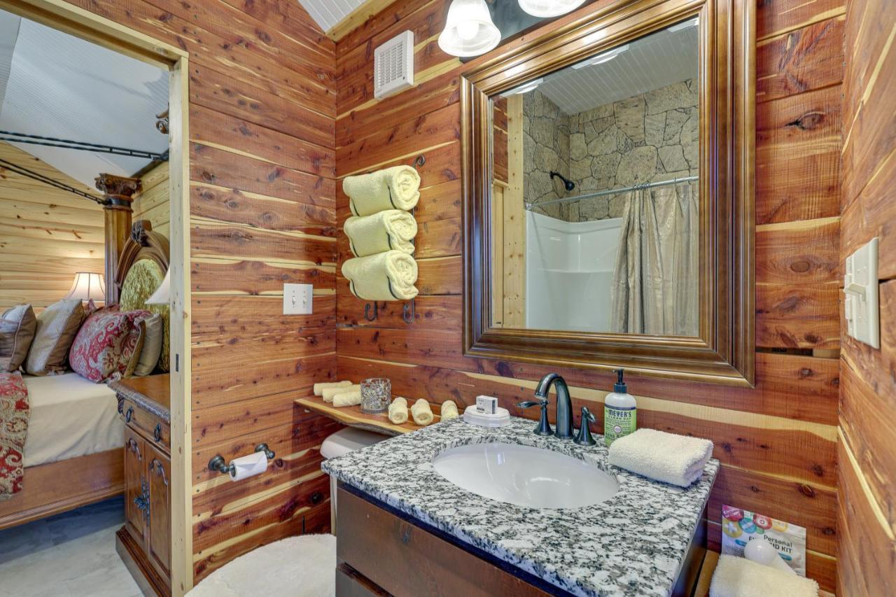 Cliffside Eureka Springs Cabin With Beaver Lake View 외부 사진